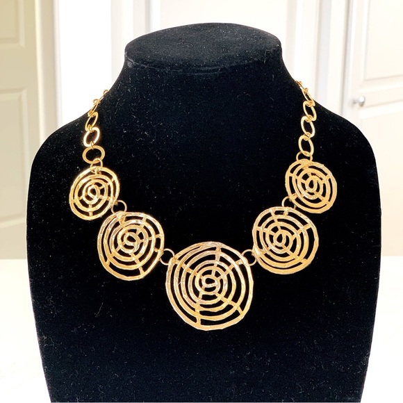 Jewelry - 🟡 Gold Tone Hammered Circle Link Disc Drama Necklace NEW